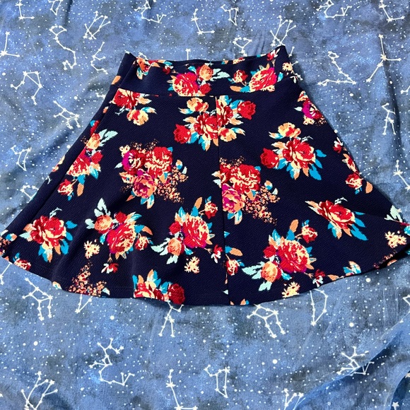 ✨Host Pick!✨ NWOT Charlotte Russe Navy Floral Pattern Skater Skirt - Picture 3 of 5